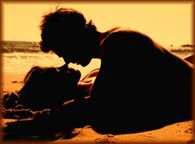 beijo-praia-areia-amor-paixc3a3o-desejo-casal-por-do-sol-pelumbra.jpg?w=640